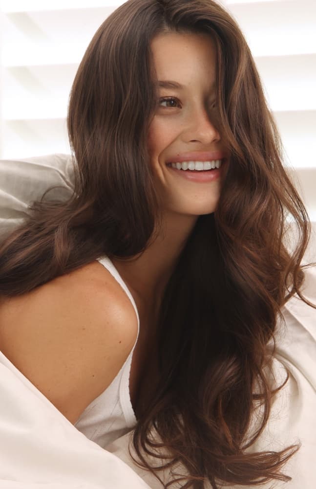 Glass-gloss brunette waves